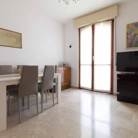 アパート Manzoni Two-Bedroom Apartment - Solo Affitti Brevi レッコ